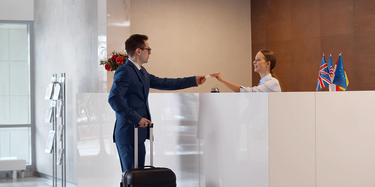 Monitore und Touchscreens für Hotels und Gastronomie